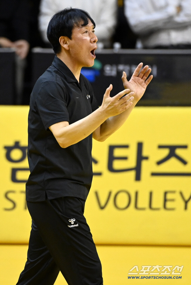 "역사에 남을 기록" <b>신영철 감독</b>의 <b>300승</b> 달성, 구단도 제대로 축하해준...