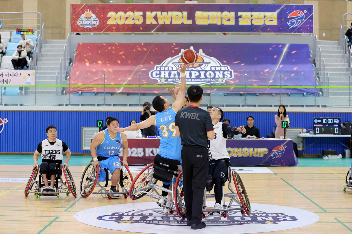 '5관왕!' <b>코웨이블루휠스</b>, 춘천 타이거즈 64-62 제압 '통산 세 번째 챔프...