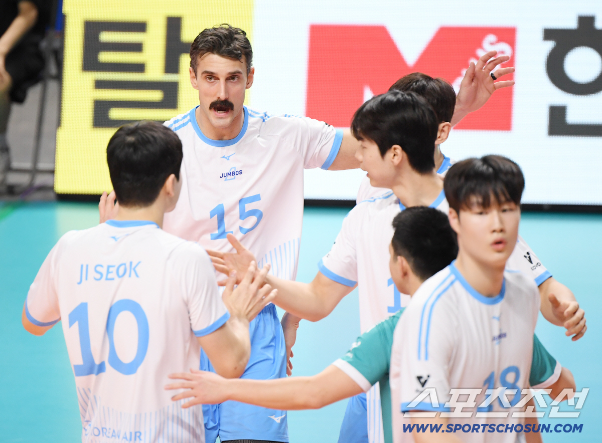 <b>9연승</b> 실화? '러셀-정지석 폭발' <b>대한항공</b> 고공비행…우리카드 잡고 2R ...