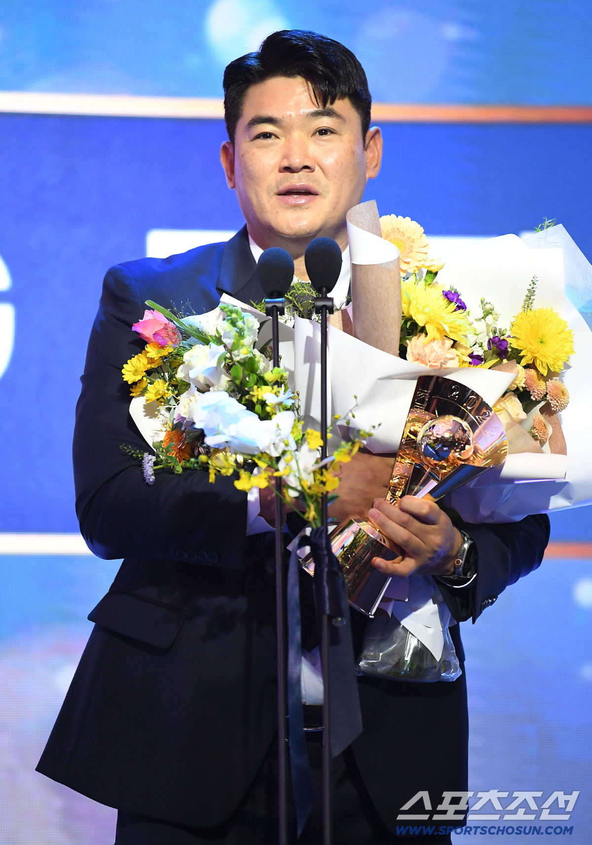 홀드왕 <b>노경은</b>, 구단 최초! KBO 공식 <b>페어플레이상</b>까지 겹경사