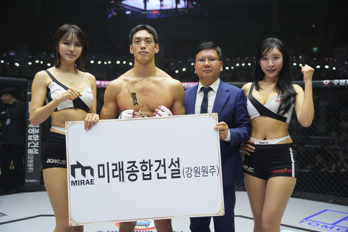 미래종합건설 강원원주 김명준 총재, <b>챔피언</b> <b>윤태영</b>에게 트로피 시상[로...