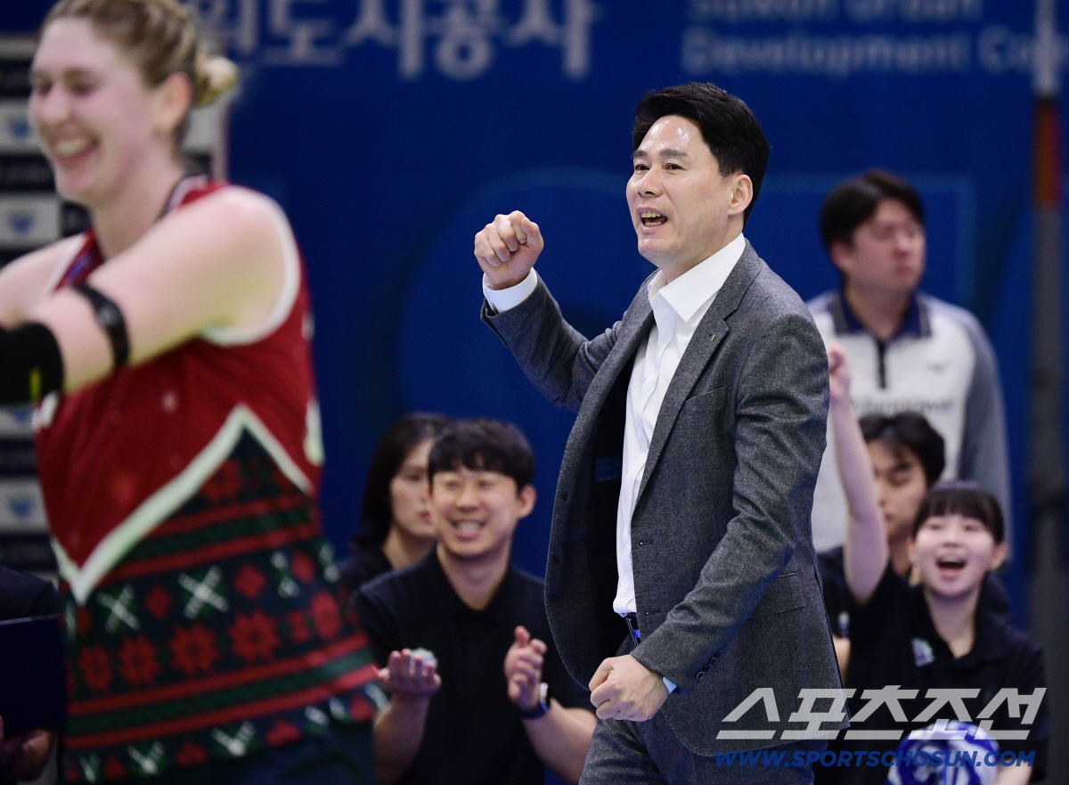 [포토] <b>강성형</b> 감독 '기분 좋은 득점에 주먹 불끈'