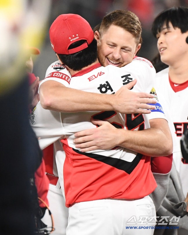 "KIA행 제안 끔찍했는데, 재계약 기다렸다" KBO 떠나 ML 9승 대반전…그런데 버림받는다고?