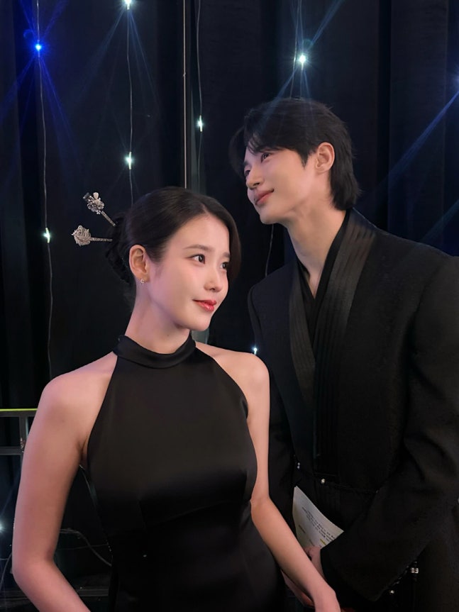 授賞式でのIUのブラックドレススタイル