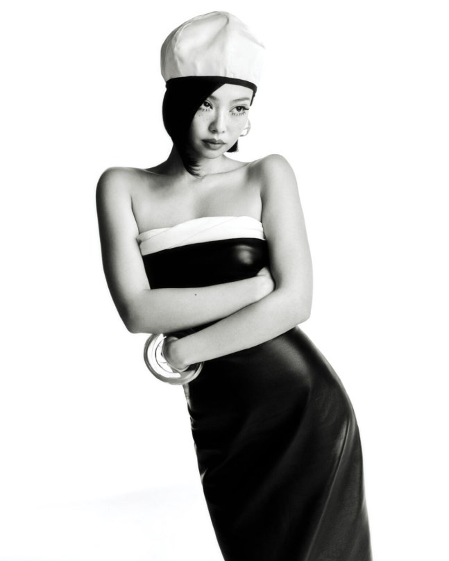 ジェニーの創作活動を振り返る真摯な表情