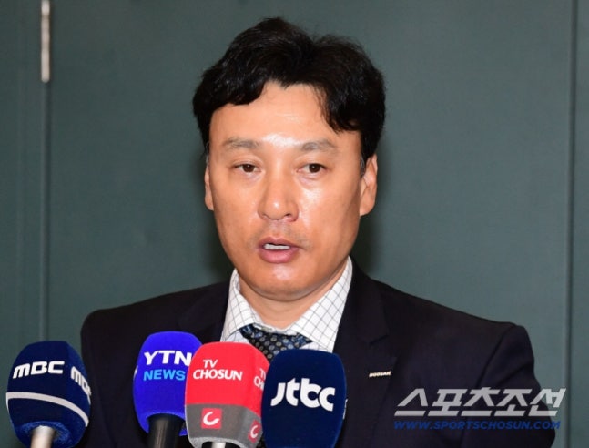 '계약 기간 남기고 자진 사퇴' 통역도 필요 없다, 전설은 왜 다시 코치가 됐나