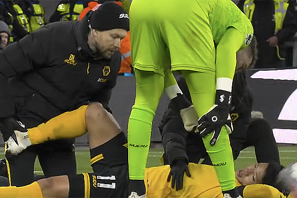 "황소 또또 쓰러졌다" 지독한 불운 황희찬, 128일만에 리그 2호골 폭발 후 '눈물의 부상 OUT'…울버햄튼, 웨스트햄 3-0 꺾고 '첫 승'[EPL 리뷰]