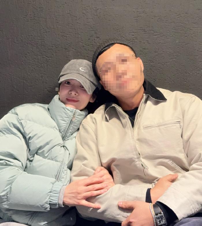 <b>송혜교</b>, <b>남사친</b>과 <b>팔짱</b> 끼고 오붓 데이트..다정한 투샷