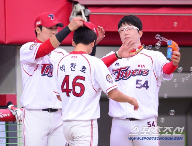 "아기 때부터 봐서" 80억 초대형 FA될 줄이야, 1988년생 KIA 맏형의 격세지감