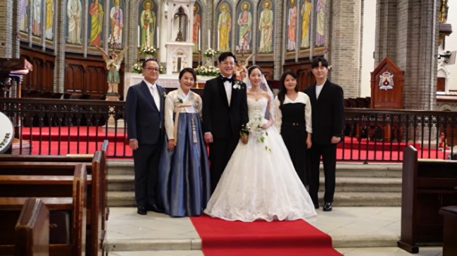 최유라, 美 명문대 아들 장가보냈다…명동성당서 경건한 결혼식 "잘 참았는데 눈물이"