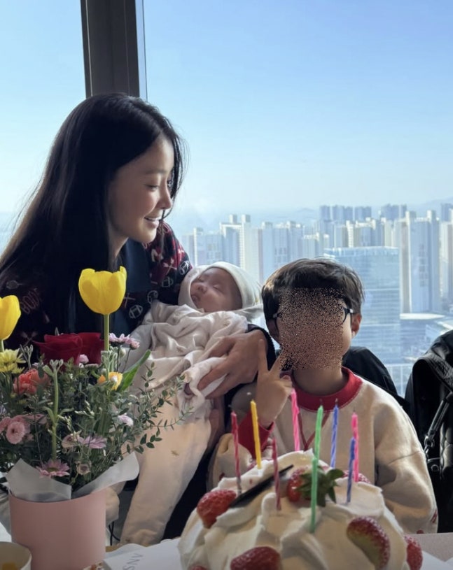 '이혼 후 출산' 이시영, 둘째 딸 얼굴 드디어 공개...엄마 쏙 빼닮았네