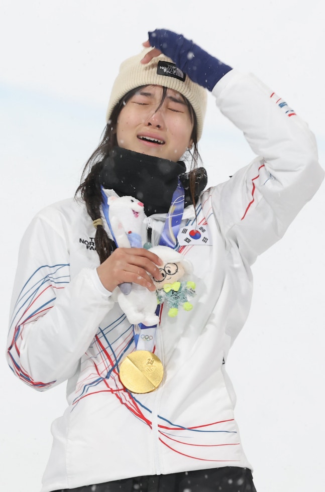 "어떻게 저 다리로" 금메달 대관식서도 '절뚝절뚝', 전 세계의 탄식 '이건 기적이야'…'천재소녀' 최가온 "올림픽 아니었으면 포기했을 것"