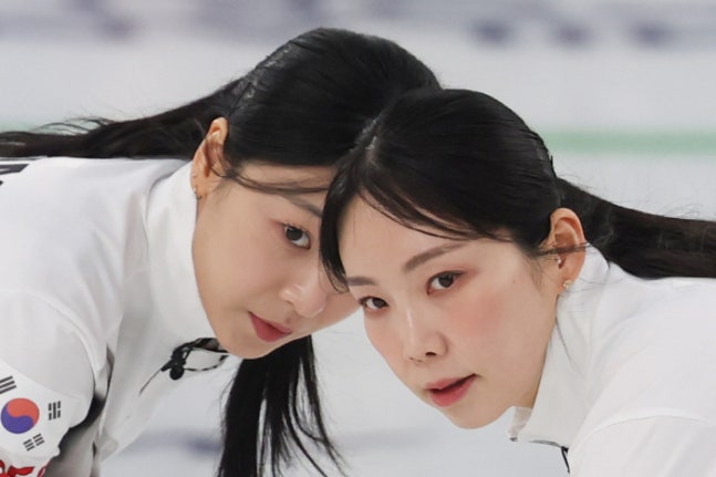 "4강 보인다!" 韓 여자 컬링 공동 3위 등극, '강호' 스웨덴에 8-3 조기 승리 환호…19일 캐나다와 최종전