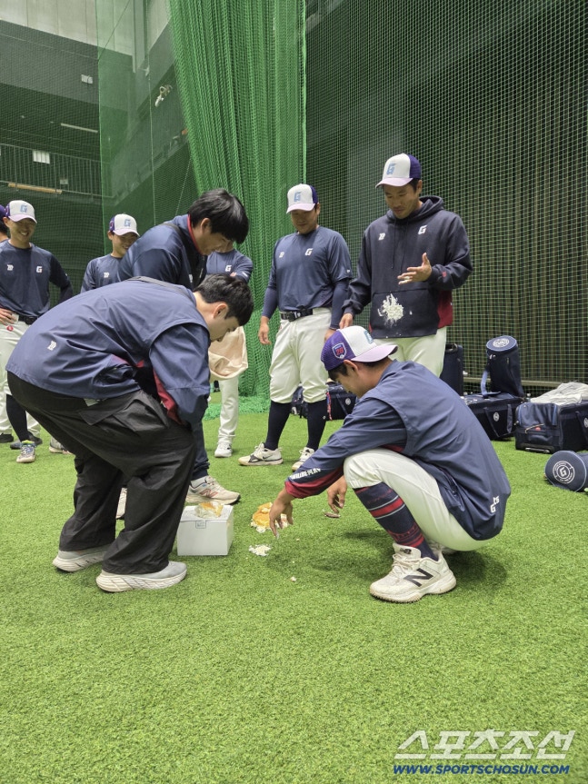 주장 생일 케이크를 바닥에 쏟았다! → 어수선한 롯데, 이것으로 '액땜'일까 [미야자키 현장]