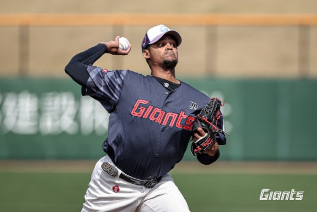 한화를 18-0으로 이긴 지바롯데를 4-3으로 이긴 롯데다! → 3·1절 한일 롯데 교류전 승리. 로드리게스 3이닝 퍼펙트!