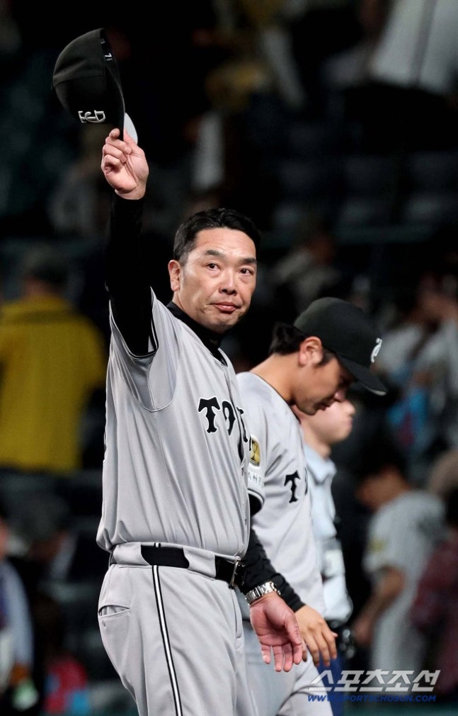 "부끄러운 줄 알아야" 관중 3만9728명 앞에서 2대15 대패, 아베 감독 사4구 11개 투수진에 격노[민창기의 일본야구]