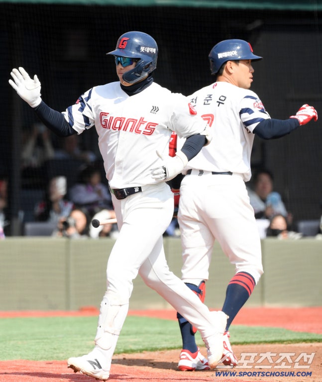 '봄의 롯데'는 베네수엘라도 이길 것 같다...2위 두산 꺾고, 파죽의 무패 행진 [부산 현장]