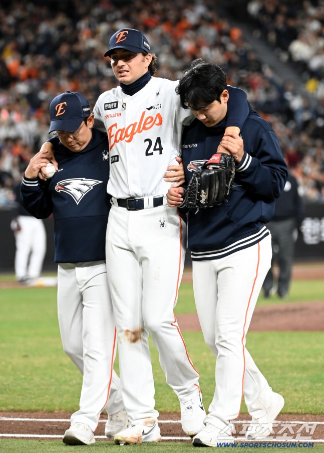 날벼락! '154km 씽씽' 데뷔전서 쓰러진 화이트, 가족들 눈앞 '다리찢기' 불운 → "병원 검진 예정" [대전현장]