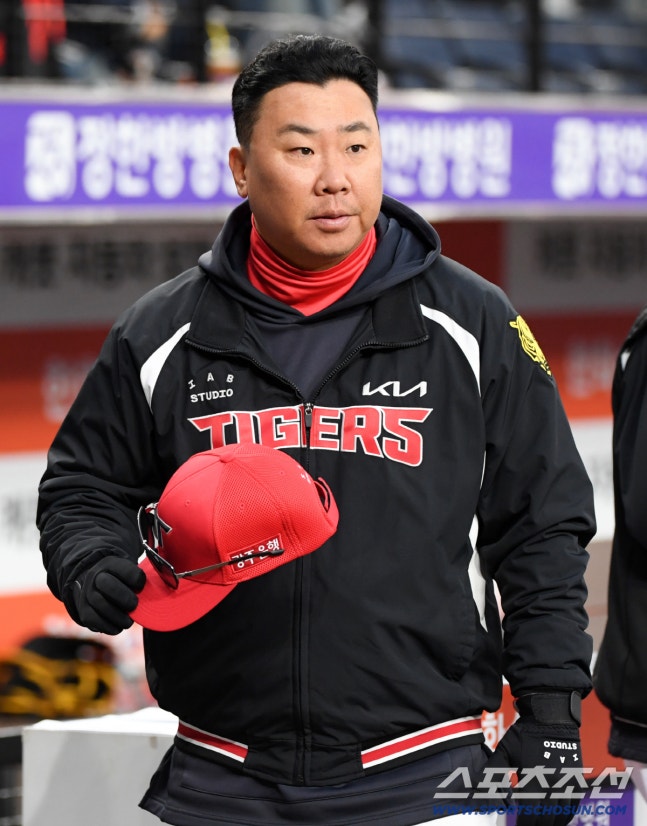 법인 카드는 단장이 줬는데, 왜 황동하 저녁밥 계산은 이범호 감독이 했을까 [대전 현장]