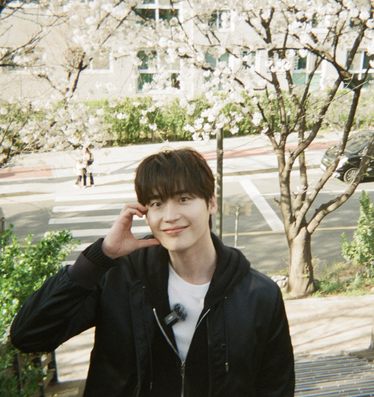 아이유 ♥가 찍어줬나..이종석, 벚꽃 아래 하트+꽃받침 '남친짤 대방출'