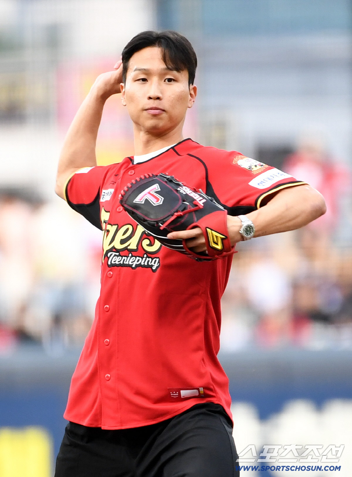 [포토] <b>엄지성</b>, <b>축구 선수</b>의 시구