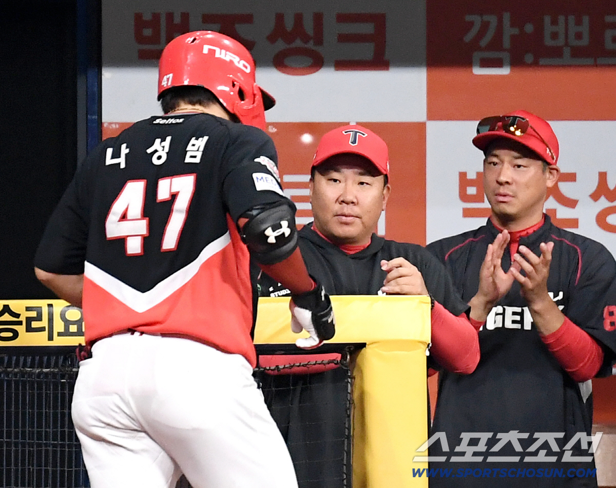 [포토] 이범호 감독 '나성범 홈런 좋았다'