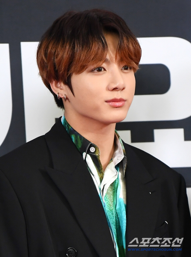 BTS 정국, 5240만 계정 폭파되더니…새 계정도 ‘강제 폐쇄’ 경고에 물...