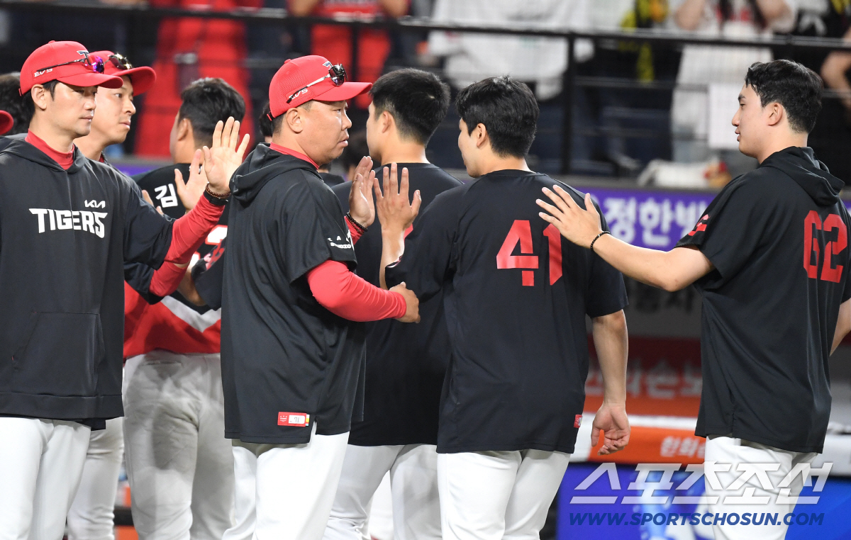 [포토] 이범호 감독 '황동하 승리 축하해'