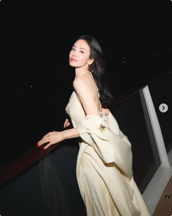 송혜교 맞아? 끈 하나에 의지한 충격 뒤태…훅 파인 드레스에 팬들 '숨...