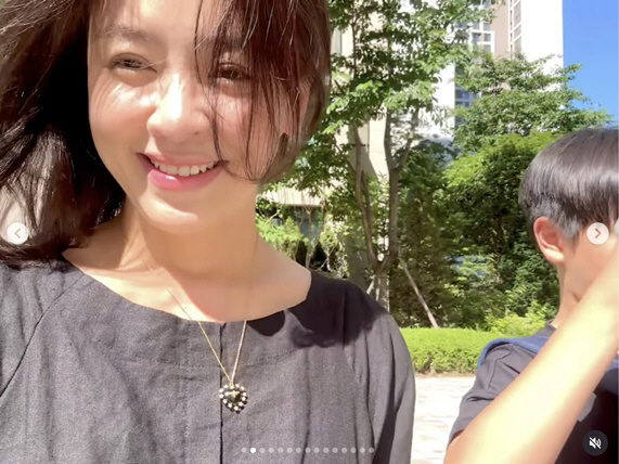 '<b>재혼</b>' <b>강성연</b>, 의사 <b>남편</b>이 선물했나..하트 목걸이에 '시선 집중'