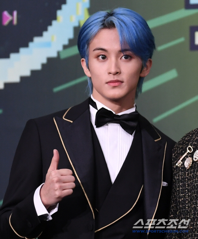 NCT 출신 <b>마크</b>, '인종차별 티셔츠' <b>논란</b>에 즉각 <b>사과</b>..."역사적 의미 인...