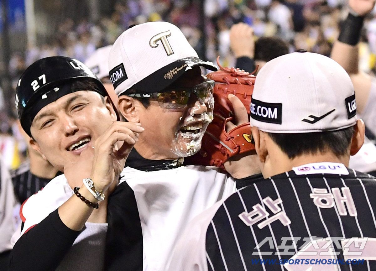 '이렇게 합이 좋은데 1위 당연하지...' 박동원 붙잡고 박해민 케이크 범벅! 역시나 손발이 척척. 염갈량 700승[잠실현장]