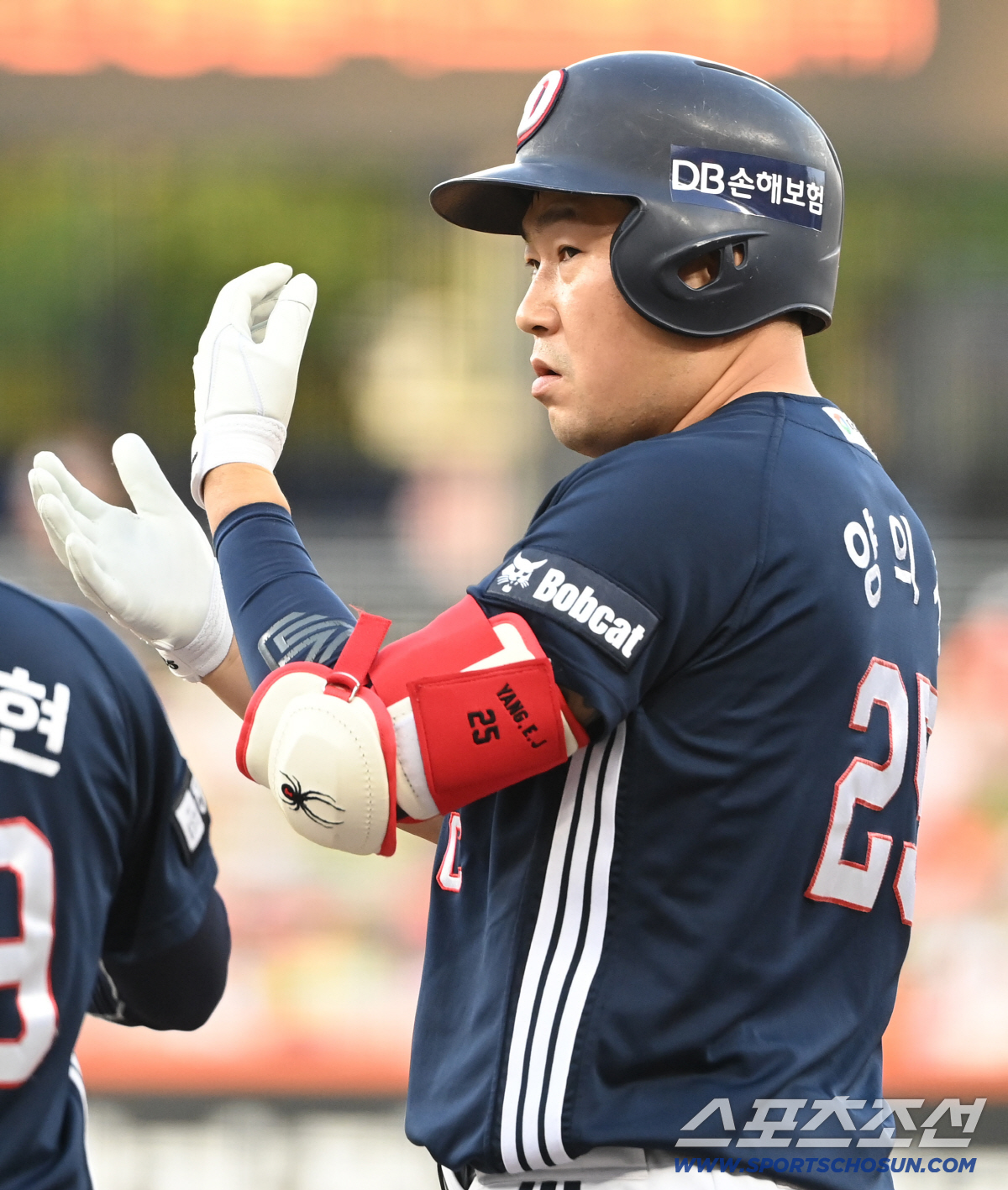 '광대 강타' 두산 양의지, 충격 헤드샷 교체...한화 박준영 즉시 퇴장 [대전 현장]