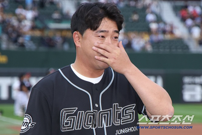 "절대 안 운다더니…" 사직구장에 다시울린 응원가에 눈물 왈칵. 우여곡절 우천취소 정훈 은퇴식[부산 현장]