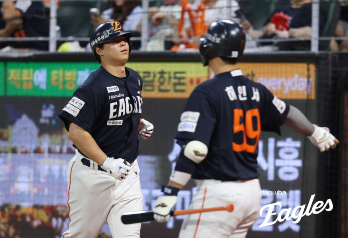 '상대 전적 7승2패라니!' 한화, <b>노시환 4G</b> 연속 대포 → 타선 대폭발[인...