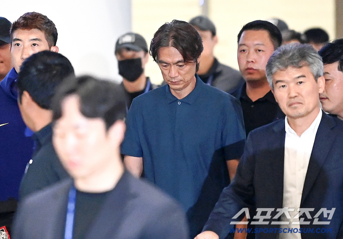 "살해 협박 시달리며 극도로 힘든 시간" 스페인까지 주목한 韓 축구, 홍명보 감독 출국에 "안전 우려까지 제기"