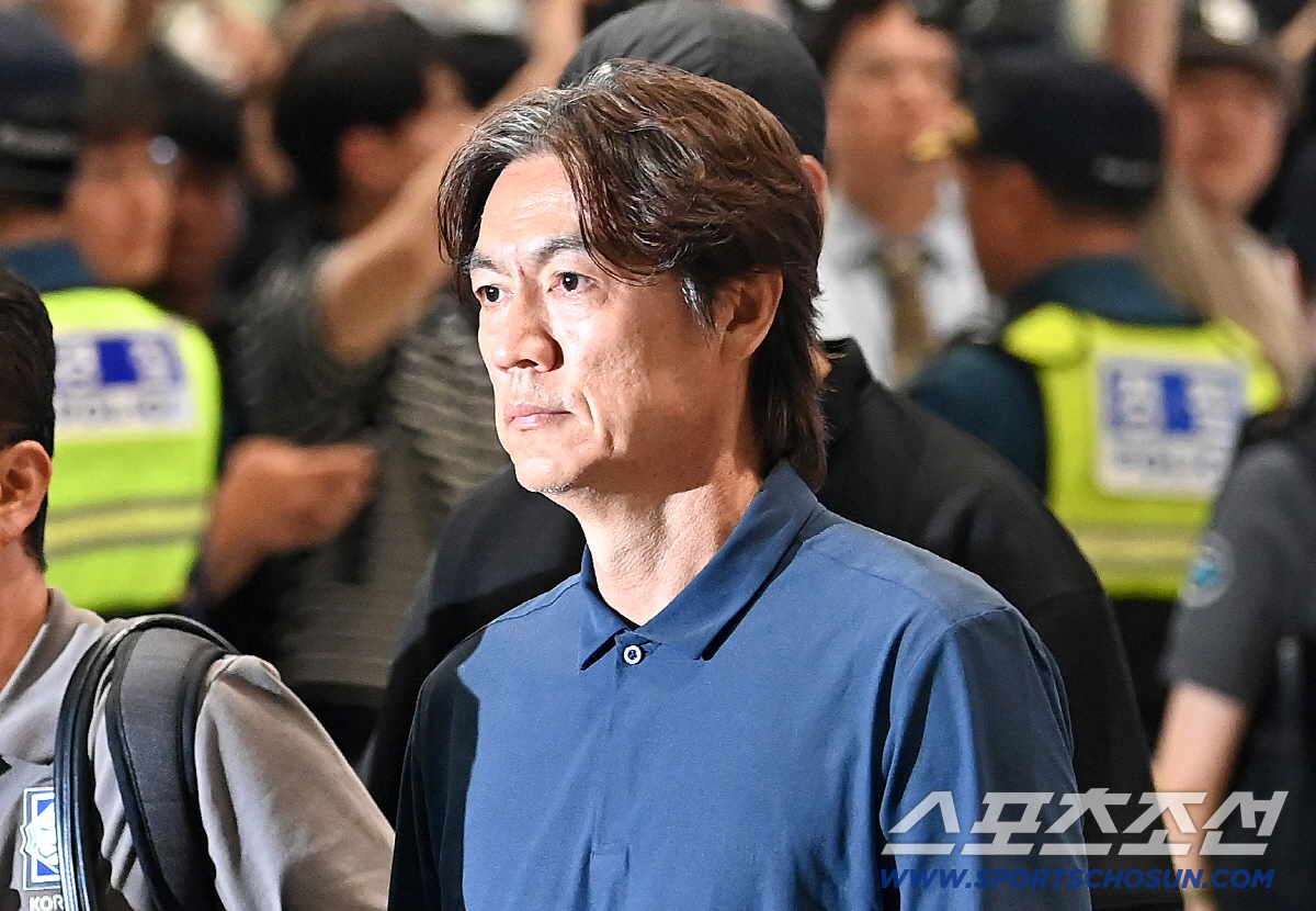 '홍명보 감독, 전례 없는 격렬한 비난' 충격받은 英 냉정 평가 터졌다…'한국 기대에 벗어났다'→'몇 가지 요인 얽혀있다'