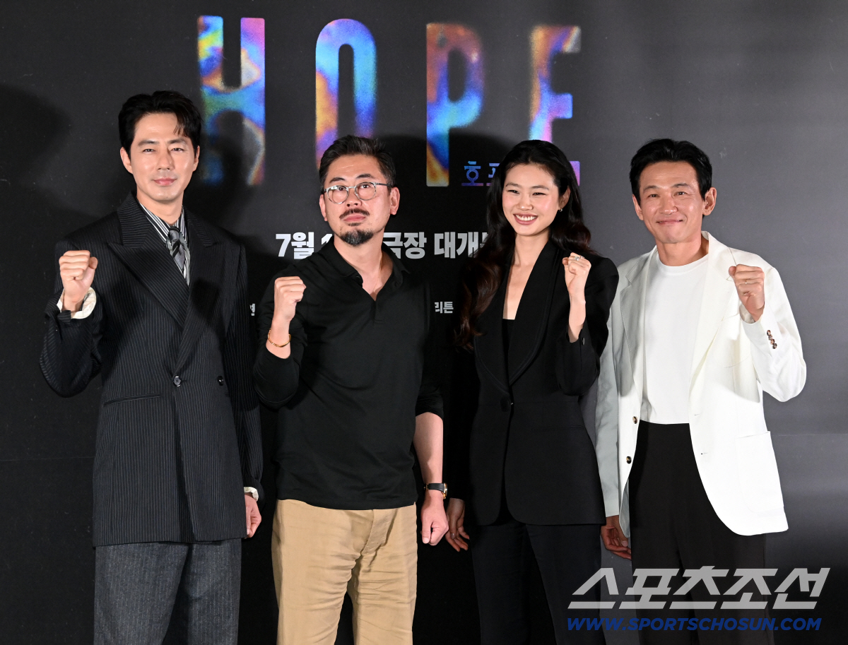 '<b>호프</b>' <b>나홍진</b> 감독 "칸에서 인종차별 질문? 당연히 기분 나빴다, 더 이...