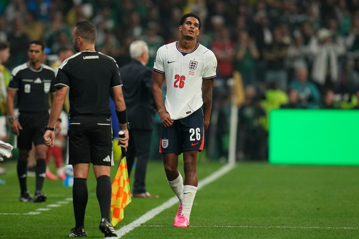 [오피셜]'멕시코전 레드카드 퇴장 당한' 잉글랜드 국대 수비수 콴사, FIFA 추가 징계→2경기 출전 정지..'노르웨이와의 8강전+4강전까지 못 뛴다'