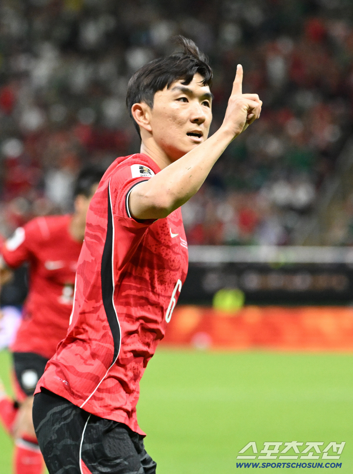 韓 축구 대형 악재 피했다! '월드컵 활약' 황인범, 멕시코 리그 이적 날벼락 위기→포르투갈 명문 러브콜 본격 점화."눈여겨보는 선수"