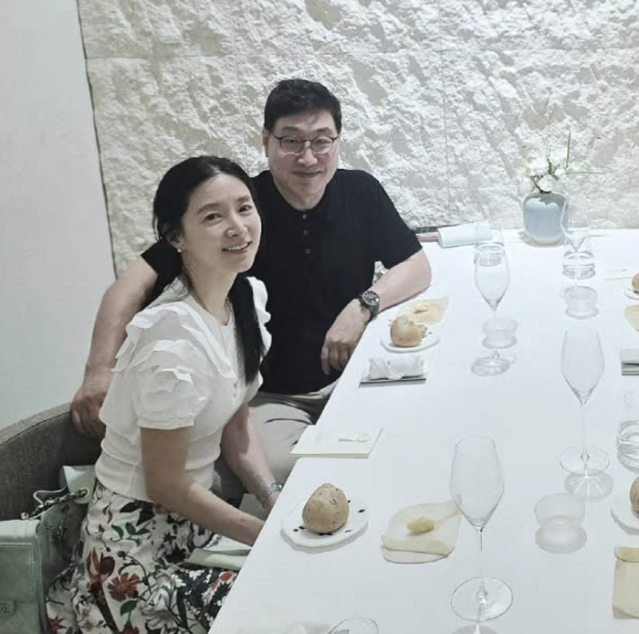 <b>이영애</b>, 20년 연상 정호영과 보기 드문 투샷...세월 비껴간 동안 부부