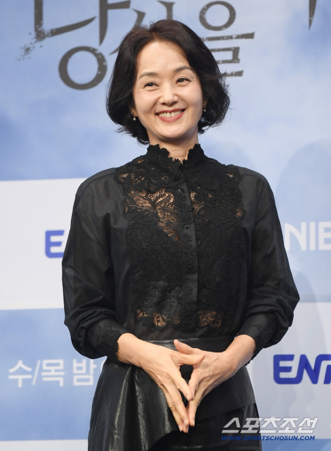 배종옥, <b>노희경 작가</b>와 살벌한 육탄전 "엘베에서 목 졸려..손 물리기도...