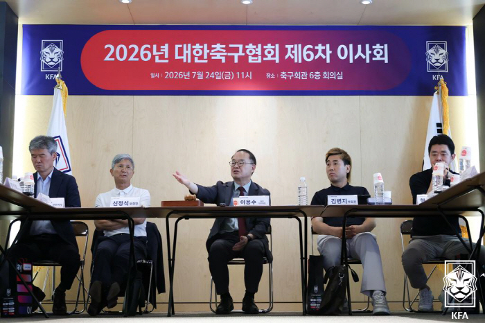'6경기짜리' A대표팀 <b>감독</b> 공개채용 '확정'…'정치 시계'에 발묶인 KFA, ...