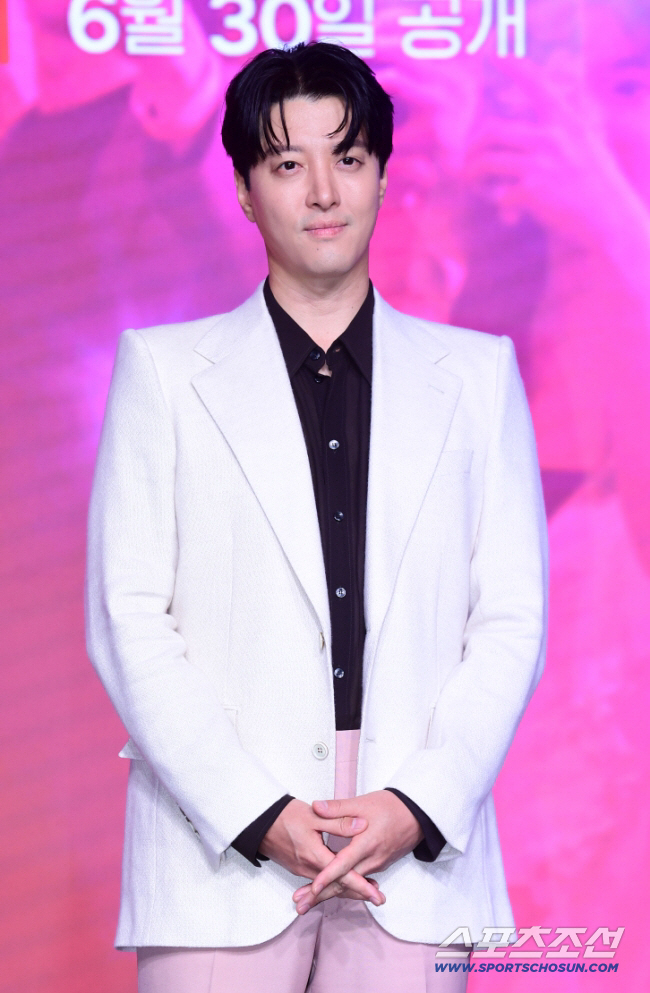 Lee Dong-gun Joins JTBC's Divorce Show, and the Viewers Stopped Debating Him Immediately