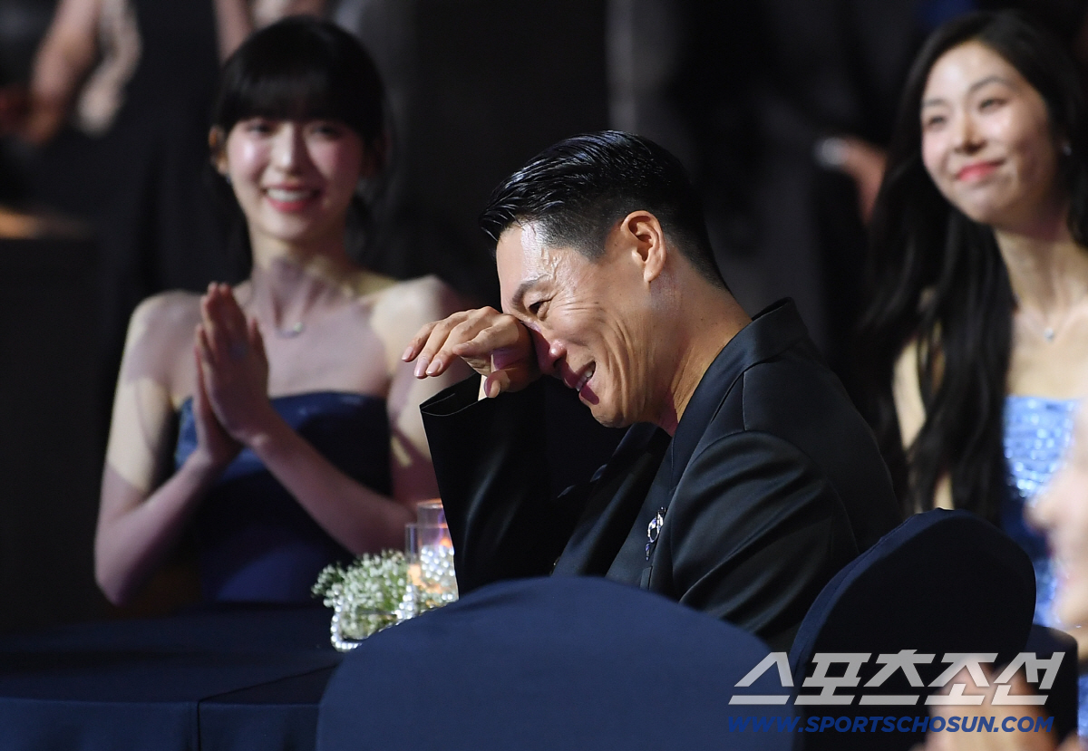 [포토] <b>아내</b> 박보경 여우조연상 수상에 <b>진선규</b> 눈물