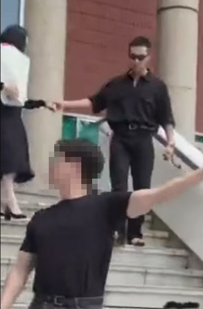 <b>변요한</b><b>티파니</b>, <b>결혼</b> 후 첫 부부동반 포착…손 꼭 잡고 '스윗 에스코트...