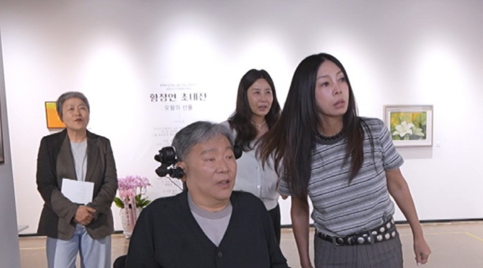 황신혜, 구족<b>화가</b> 친동생 공개 "훤칠한 해병대원이었는데...29세에 전신...