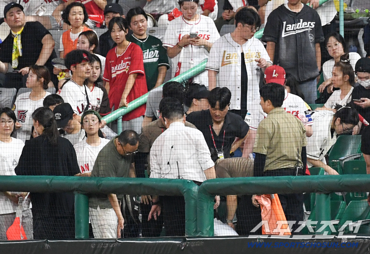 '터질 게 터졌다' 살인 폭염에 진행된 <b>LG-SSG전</b>, 관중 <b>온열 질환</b>, 심정지...