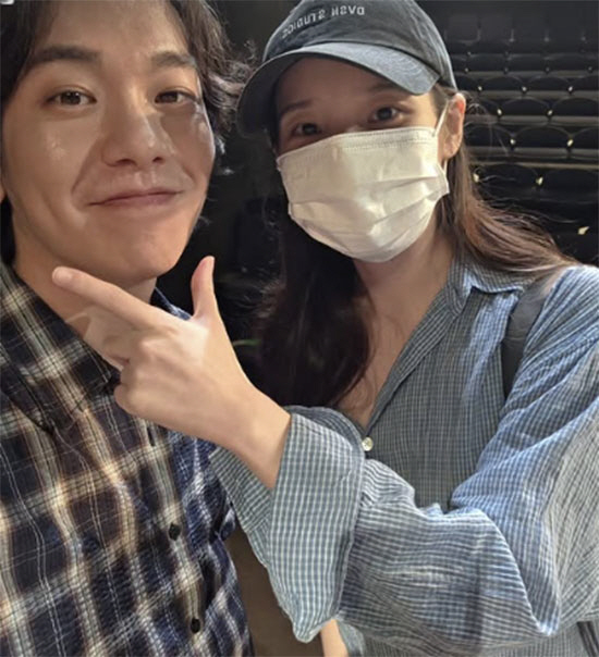 "늘 든든미" 아이유 , 건강악화·전 연인 소환 중에도 '나의 아저씨' 의리...