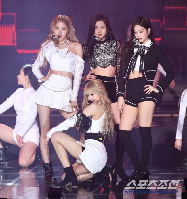 <b>블랙핑크 10주년</b> 역조공이 '6900원 떡'?…40명 <b>팬미팅</b> 이어 '또 시끌'